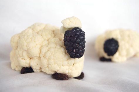 Berry Funny, Easter Sheep, Food Easter, Vegetable Animals, Kid Friendly Crafts, Edible Crafts, Garden Veggies, Fruit Carving, Kid Food