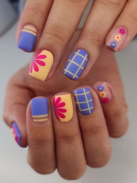 Nail Art August, Pool Themed Nails, Fun End Of Summer Nails, Fun August Nails, Summer Nails With Accent Nail, End Of Summer Nail Designs, Cute August Nails, Winter Gel Nails Short, Crazy Summer Nails