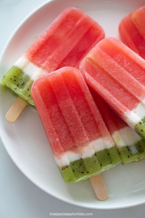 How to Make Watermelon Popsicles Watermelon Popsicles Recipe, Easy Popsicle Recipes, Healthy Popsicle Recipes, Easy Popsicles, Boozy Popsicles, Strawberry Popsicles, Watermelon Popsicles, Popsicles Recipe, Frozen Watermelon