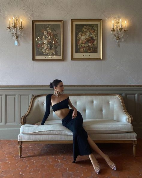 Elegant Sitting Pose, Fancy Photoshoot Classy, Hotel Lobby Photoshoot, Feminine Poses, Model Jas, 2024 Photoshoot, Hotel Photoshoot, Holiday Shoot, White Couch