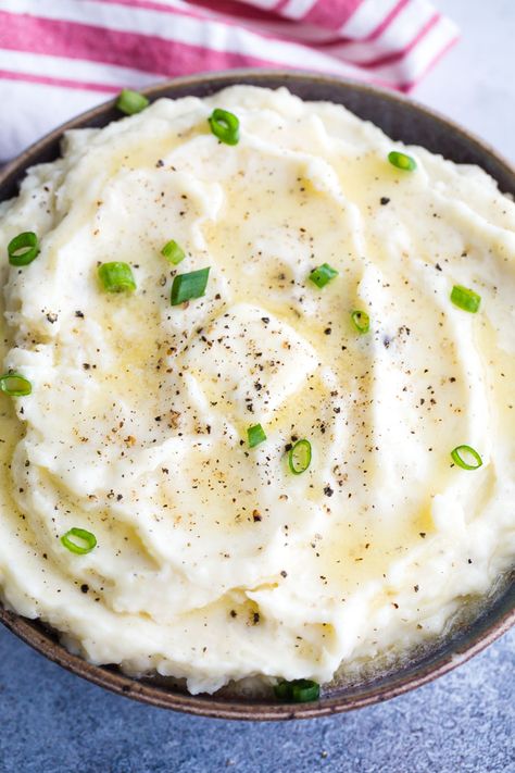 Instant Pot Mashed Potatoes- these pressure cooker potatoes are SO EASY to make. They're the fluffiest and creamiest side dish to go with any meal! #instantpot #pressurecooker #potatoes Salty Snacks To Make, Southern Mashed Potatoes, Idaho Recipes, Pressure Cooker Potatoes, Easy Broccoli Casserole, Cream Cheese Potatoes, Mashed Potato Recipe, Buttery Mashed Potatoes, A Southern Soul