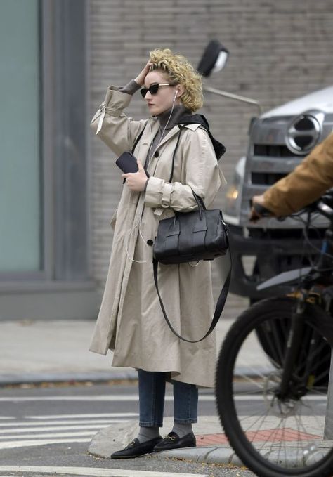 Julia Garner Autumn Style - East Village in New York City 11/05/2019, Julia Garner latest photos Julia Garner Style, Flamboyant Gamine Outfits, Style Thoughts By Rita, Ruth Langmore, Tomboy Clothes, Gamine Outfits, Inventing Anna, Garner Style, Julia Garner