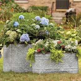 Metal Tub Ideas, Yard Design Ideas, Galvanized Planters, Metal Tub, Farmhouse Decor Kitchen, Tub Ideas, Country Door, Faux Floral Arrangement, Planter Design