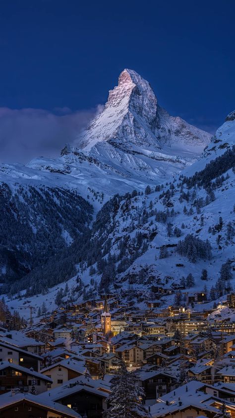 Switzerland Photography Winter, Winter Aesthetic Switzerland, Switzerland Photography Wallpaper Landscape, Castle In Snowy Mountains, Snowy Mountain Aesthetic, Snow Trip, Zermatt, Mountain Town, Winter Pictures