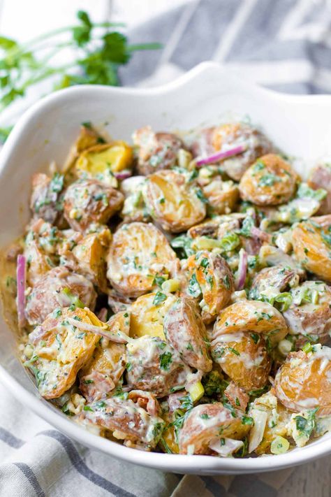 Bacon Blue Cheese Potato Salad! This creamy and delicious blue cheese potato salad with bacon is the perfect side dish for a cookout. Easy and delicious! Healthy Summer Side Dishes, Best Quinoa Salad Recipes, Blue Cheese Potato Salad, Vegan Potato Salad, Potato Salad Recipes, Edgy Veg, Potato Salad Healthy, Cheese Potato, Vegan Potato Salads