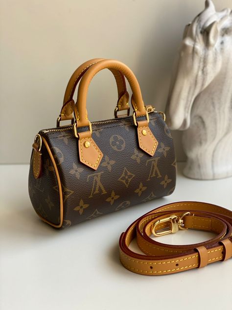 Lv Mini Speedy, Crochet Bag With Wooden Handles, Bag With Wooden Handles, Speedy Bag, Sac Louis Vuitton, Bride Bag, My Style Bags, Unique Handbag, Mens Bags Fashion