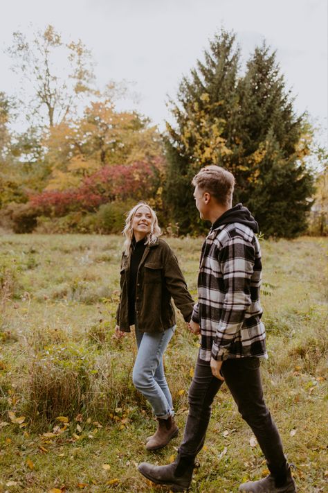 Couples Flannel Outfits, Cute Fall Couples Outfits, Engagement Photos Guy Outfit, Fall Couples Photoshoot Flannel, Fall Couples Pictures Outfits, Casual Outfits For Couples Photoshoot, Flannel Engagement Photos Fall, Casual Winter Engagement Outfits, Fall Couple Outfit Ideas