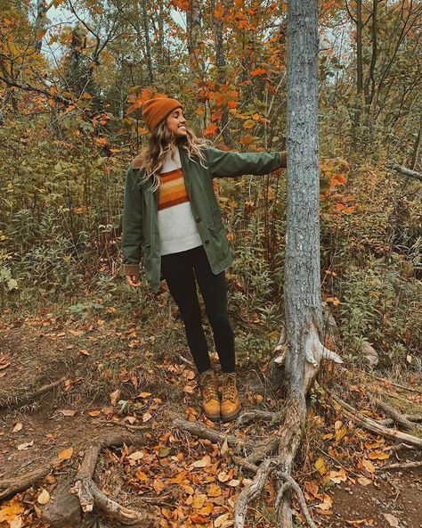 Earthcore Outfits Winter, Mountain Woman Style, Pnw Clothing Style, Granola Fits Winter, Earthcore Aesthetic Outfits, Pnw Style Woman, Hiker Aesthetic Outfit, Montana Outfits Fall, Pnw Aesthetic Fashion