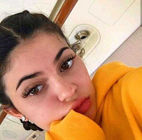 Kylie Jenner Freckles, Kylie Jenner Eyelash Extensions, Kylie Jenner Extensions, Kylie Jenner Eyelashes, Kylie Jenner Eyebrows, Maquillaje Kylie Jenner, Kylie Jenner Lashes, 90s Makeup Look, Natural Fake Eyelashes