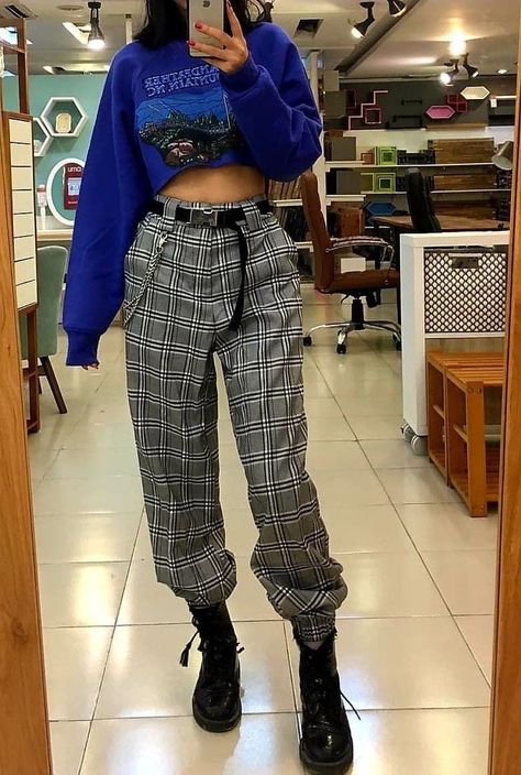 plaid pants, blue crop top outfits, plaid outfits, grunge fashion Blue Crop Top Outfit, Grunge Girl Outfits, Editorial Vogue, Blue Woman, Goth Outfit, Fashion 90s, Street Style Grunge, Thrifted Outfits, Plaid Outfits