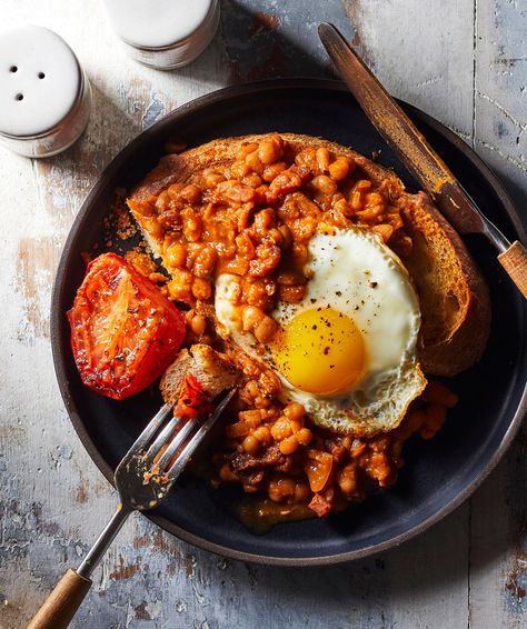 Beans on Toast with Fried Egg Budget Dinners, Canned Baked Beans, Homemade Baked Beans, Beans On Toast, Bacon Tomato, Dinner On A Budget, Brunch Dishes, On Toast, Dried Beans