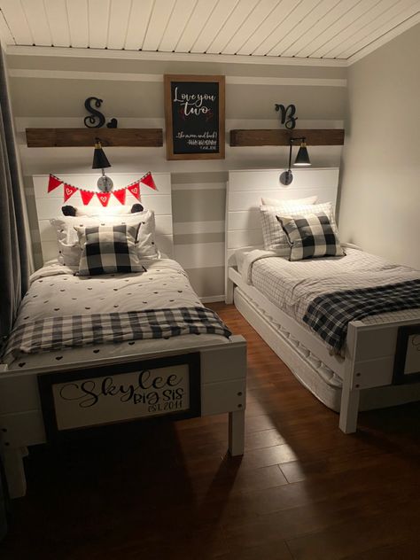 Farmhouse Childs Room, Black And White Twin Bedroom Ideas, Twin Beds In Small Room Shared Bedrooms, Shared Twin Bedroom, Farmhouse Black And White Bedroom, Cream White Black Bedroom, Boy Twin Bedroom Ideas, Teen Farmhouse Bedroom Girl, Boy Shared Bedroom Ideas