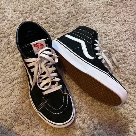 Black hightop vans Old School Vans Shoes, Vans High Tops Aesthetic, High Top Vans Aesthetic, Black Vans Aesthetic, Vans Botita, Hightop Vans Outfit, Vans Shoes Aesthetic, Van High Tops Outfit, Black Hightop Vans