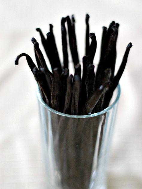 How to Use Vanilla Beans Cooking Staples, Vanilla Bean Recipes, Bountiful Baskets, Baking 101, Vanilla Beans, Spices And Herbs, Homemade Vanilla, Baking Tips, Healthy Treats