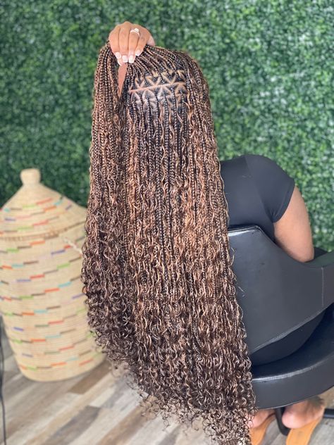 4 And 30 Braids, Braids Hair Color Ideas, Boho Braids Color 27 And 30, Bohemian Braids Brown And Black, Honey Brown Knotless Braids With Curls, Goddess Braids Color Ideas, Color 4 Boho Knotless Braids, Triangle Part Boho Knotless Braids, Knotless Box Braids Small Color 350