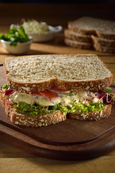 La receta de Sándwich saludable con aderezo de mostaza y miel es una preparación muy sencilla, sana y con un sabor delicioso. Es un sándwich con ensalada de vegetales y un delicioso aderezo de mostaza y miel. Food Sandwiches, Healthy Sandwich Recipes, Healthy Sandwiches, Chapati, Healthy Foods To Eat, Healthy Lunch, Food Inspiration, Health Food, Love Food