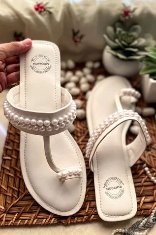 Flats Online, Bridal Sandals, Girly Shoes, Pearl Leather, Fashion App, White Flats, Artificial Leather, Toe Rings, Aza Fashion