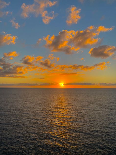 Sun Setting Over Ocean, Sky With Sun And Clouds, Sun Set Clouds Sky, Sun Set Ocean, Sun Setting Aesthetic, Orange And Light Blue Aesthetic, Sunset Reference Photo, Sun Set Drawing, Blue And Yellow Sunset