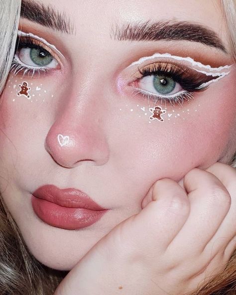 brown and white eye makeup with gingerbread man accent Fun Christmas Makeup, Makeup Ideas Christmas, Makeup With Glasses, Disney Eye Makeup, Winter Eyeshadow, Christmas Makeup Looks, Seasonal Makeup, Bear Makeup, Christmas Eye Makeup