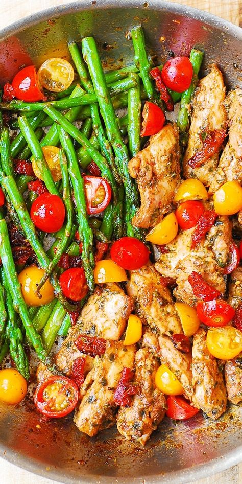 One-Pan Pesto Chicken and Veggies – sun-dried tomatoes, asparagus, cherry tomatoes. Healthy, gluten free, Mediterranean diet recipe with basil pesto. Sandwich Vegetarian, Chicken And Veggies, Basil Recipes, Mediterranean Diet Plan, Resep Diet, Pesto Chicken, Idee Pasto Sano, Mediterranean Diet Recipes, Chicken And Vegetables