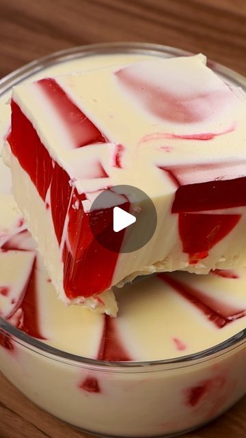 Milk And Strawberry, Milk Jelly, Jello Dessert Recipes, Milk Dessert, Strawberry Dessert, Dessert Simple, Creme Caramel, Jello Recipes, Strawberry Desserts