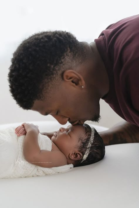 Photography For Newborns, Father Newborn Photography, Black Family Newborn Photoshoot, Cute Father And Daughter Pictures, Daddy And Newborn Daughter Photo Ideas, Black Newborn Photoshoot, Sleeping While Pregnant, Black Father And Daughter, Newborn Photography Black