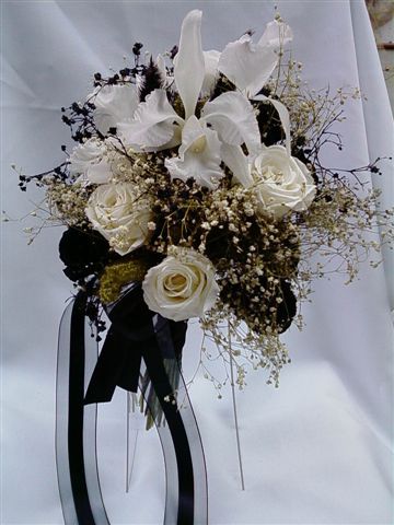 Wedding Bouquets Black And Gold, Black Prom Flowers, Black And Gold Wedding Bouquet, Black And Gold Bouquet, Black And Gold Flowers, Black Rose Bouquet, Prom Flowers Bouquet, Gold Wedding Bouquets, Aesthetic Bouquet