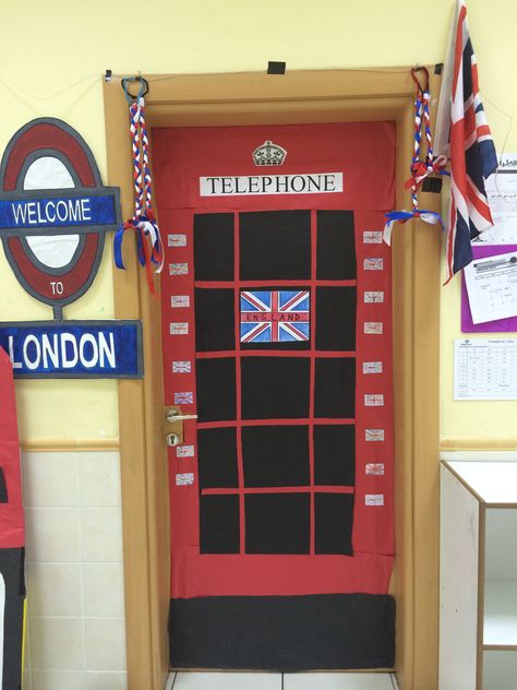 International day in first grade: decorated door like a British telephone booth! London Classroom Theme, England Classroom Decoration, English Class Door Decoration, English Corner Decoration School, International Day Decoration At School, English Class Decoration, London Theme Parties, Coronation Decorations, British Telephone Booth