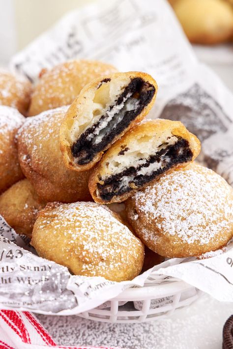 Your favorite indulgent fair food can be made right at home with just 5 ingredients! These deep fried Oreos are dunked in pancake mix, fried to a golden brown, and dusted with sweet powdered sugar. Deep Fried Oreo, Deep Fried Donuts, Krusteaz Pancake Mix, Oreo Bars, Deep Fried Oreos, Mix Vegetable, Fried Dessert, Fried Oreos, Cooked Chicken Recipes