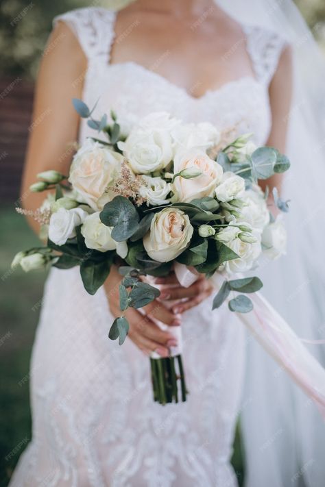 Pink And White Bridal Bouquet, Roses And Eucalyptus, Eucalyptus Bouquet, White Bridal Bouquet, Pink And White Flowers, Photo Beautiful, Calla Lilies, White Bridal, Calla Lily