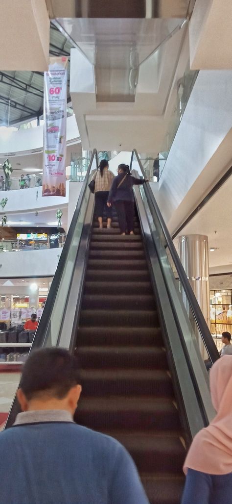 Ke mall, belanja di mall, tahun baru, Gramedia, pap foto mall, malam takbir, hari raya idul Fitri, malming, jalan jalan ke mall, in mall, foto mall aesthetic, supermarket, mall Surabaya Pap Dimall, Jalan Jalan Ke Mall, Aesthetic Supermarket, Mall Aesthetic, Perjalanan Kota, Sm Mall, Royal Plaza, Hari Raya Idul Fitri, Battambang