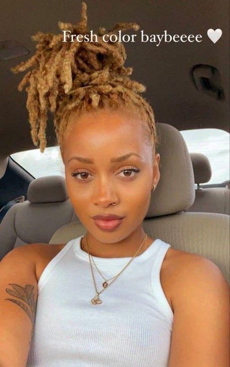 Styles Short Locs, Make Dreadlocks, Dreads Black Women, How To Make Dreadlocks, Short Dreadlocks, Dreadlocks Styles, Short Dreadlocks Styles, Dread Locks, Blonde Dreads