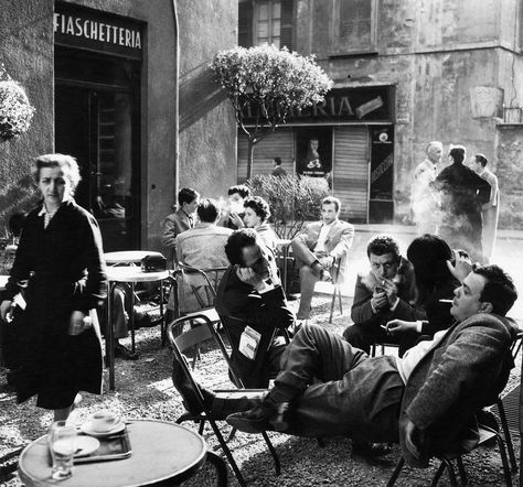 Milán, 1953 (by Ugo Mulas) 1950s Photos, Andre Kertesz, Black And White Photograph, Vintage Italy, Photography Workshops, Bw Photo, Milan Italy, White Photo, Street Scenes