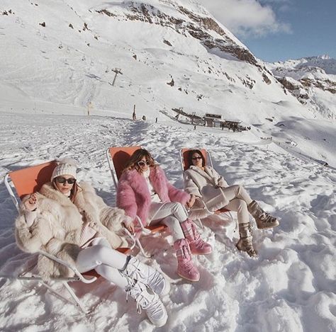 Ski Outfits For Women, Apres Ski Outfit, Apres Ski Outfits, Skiing Aesthetic, Ski Aesthetic, Apres Ski Style, Apres Ski Party, Ski Bunnies, Snow Trip