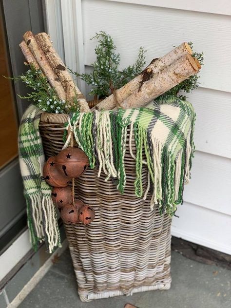 Country Winter Decorating Ideas, Christmas Basket Decor Ideas, Christmas Basket Decoration Ideas, Hearth Basket, Christmas Basket Decor, Basket Christmas Decor, Birch Tree Decor Christmas, Floating Christmas Tree, Decorate With Baskets