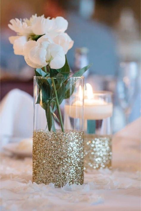 17 Do-it-yourself Elegantly Made Centerpieces For A Winter Wedding (8) Cheap Wedding Centerpieces, Simple Wedding Centerpieces, Diy Event, Wedding Floral Centerpieces, Wedding Centerpieces Diy, Glitter Wedding, Diy Centerpieces, 50th Wedding, Center Pieces