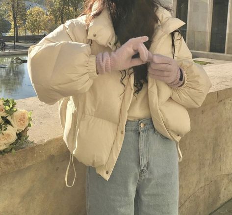 puffer jacket style inspo Puffy Jacket Outfit Aesthetic, Puffy Outfit Winter, Aesthetic Puffy Jacket, Cute Winter Outfits Puffy Jacket, Pastel Puffer Jacket, Aesthetic Coats & Jackets, Outfit Ideas Puffer Jacket, White Puffer Jacket Outfit Aesthetic, Cute Puffy Jacket