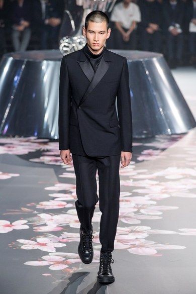 Dior Men Pre-Fall 2019 collection, runway looks, beauty, models, and reviews. Men Costumes, Mens Fashion 2018, Dior Men, Menswear Runway, Male Fashion Trends, Classy Fashion, Men’s Suits, Black Suit, Mens Fashion Suits