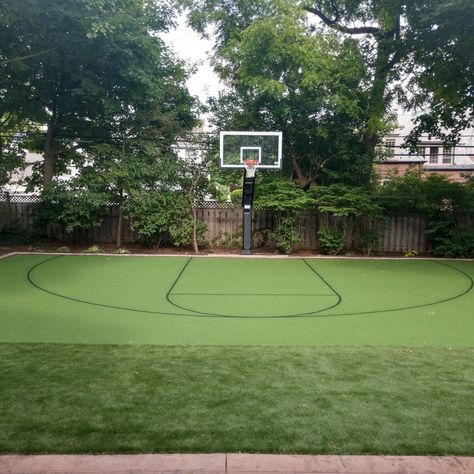 Artificial turf for basketball court is the best! Backyard Basketball Courts, Small Yard Basketball Court, Green Basketball Court, Artificial Grass Basketball Court, Backyard Field Hockey Turf, Grass Basketball Court, Turf Backyard, Sports Turf, Artificial Grass Rug