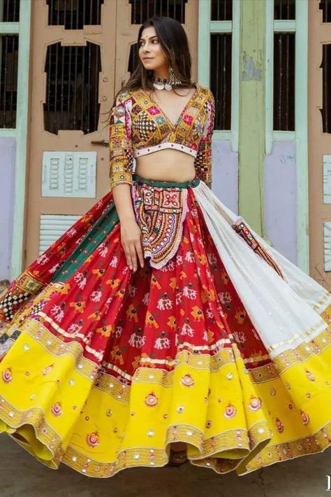 25+ Lehenga Choli Designs To Jazz Up Navratri Garba Night - ShaadiWish Dandiya Dress, Garba Outfit, Choli Blouse Design, Chaniya Choli Designs, Garba Dress, Indian Dresses For Women, Navratri Garba, Lehenga Choli Designs, Ghaghra Choli