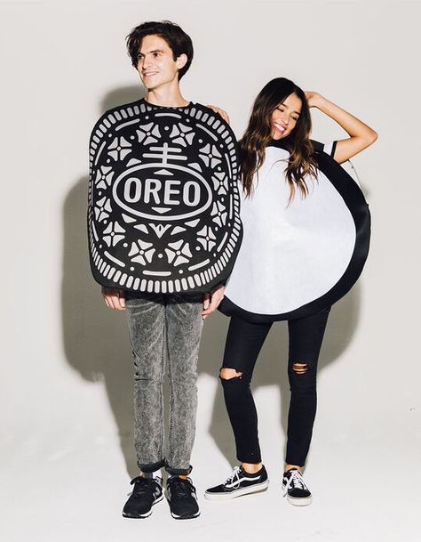 10 creative Halloween costume ideas for vegans Oreo Costume, Creative Halloween Costume Ideas, Easy Couples Costumes, Diy Haunted House Props, Snl Skits, Vegan Halloween, Diy Halloween Games, Couples Costume, Diy Halloween Projects