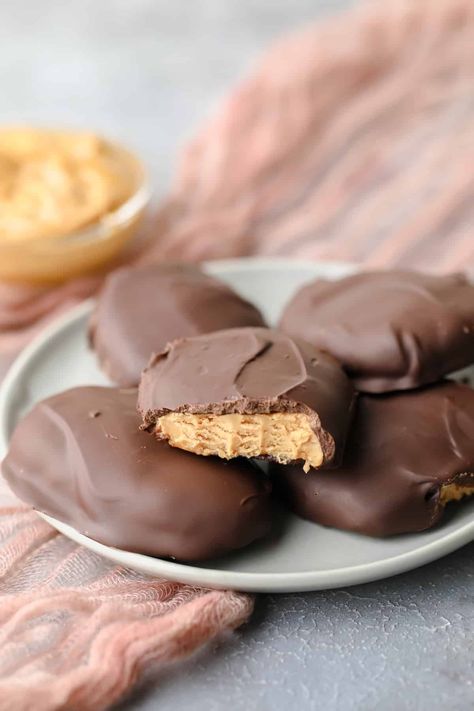 These homemade Vegan Peanut Butter Eggs are to die for! With a creamy peanut butter center and a rich chocolate coating, they make the best Easter dessert that kids and adults alike are sure to love! | vegan peanut butter eggs recipe | vegan peanut butter Easter eggs | vegan peanut butter chocolate eggs | easy vegan peanut butter eggs Vegan Pistachio Cake, Kosher Rules, Vegan Coconut Cake, Cream Filled Donuts, Vegan Easter Recipes, Vegan Mug Cakes, Vegan Chocolate Recipes, Making Peanut Butter, Savoury Snacks