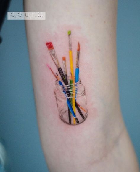 Art Tools Tattoo, Art Teacher Tattoo, Paint Pallet Tattoo, Art Gallery Tattoo, Tattoo Paintbrush, Painters Tattoo Ideas, Crayon Tattoo, Fancy Tattoo, Paintbrush Tattoo