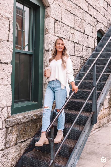 Fall Outfits With Tan Ankle Boots, Fall Outfits With Short Boots, Bootie Fall Outfits, Fall Layering Outfits Women, Fall Boots And Jeans, Fall Outfits With Light Wash Jeans, Fall Boots 2022 Outfit, Winter Outfit Mom Jeans, How To Style Fall Boots