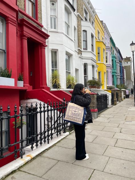 London Instagram Posts, London During Winter, Nothing Hill Outfits, Notting Hill Pictures Ideas, London Notting Hill Aesthetic, London Aesthetic Notting Hill, Notting Hill Instagram Pictures, Photoshoot Ideas London, London Instagram Pictures Winter