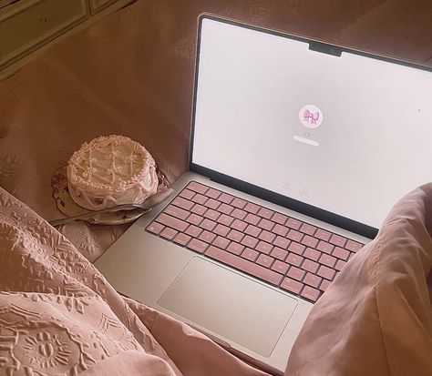 Pink Med School Aesthetic, Girly Aesthetic Wallpaper Laptop, Pink Apple Laptop, Pink Macbook Aesthetic, Macbook Pink Aesthetic, Pink Tech Aesthetic, Pink Laptop Aesthetic, Laptop Pink Aesthetic, Pink Computer Aesthetic