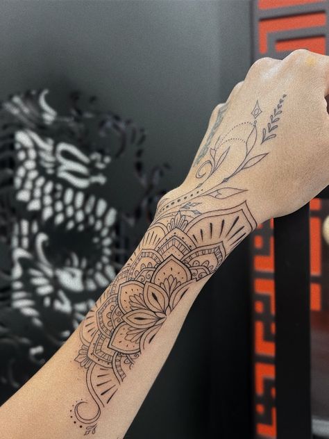 Mandela Tattoo Arm Half Sleeves, Triangle Mandala Tattoo, Mandala Tattoo Forearm, Mandala Forearm Tattoo, Mandala Arm Tattoo, Mandala Tattoo Back, Half Mandala Tattoo, Mandela Tattoo, Side Hand Tattoos