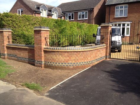 Front Garden Wall, Driveway Brick, Front Garden Ideas Driveway, Garden Ideas Driveway, Curved Patio, Modern Garden Landscaping, Wooden Gates Driveway, Garden Railings, Gate Wall Design