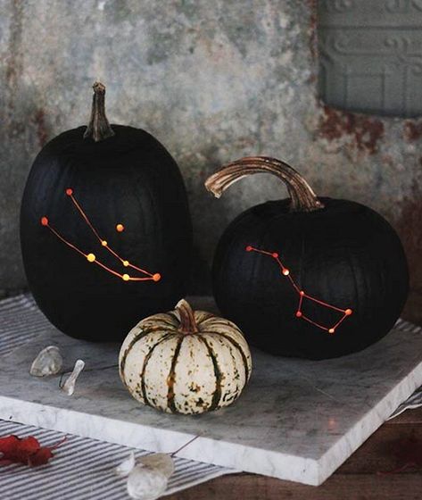 Constellation Pumpkin, Cool Pumpkin Designs, Diy Constellation, Funny Pumpkin Carvings, Biscuits Halloween, Pumpkin Smash, Chic Halloween Decor, Halloween Chic, Halloween Decoration Ideas