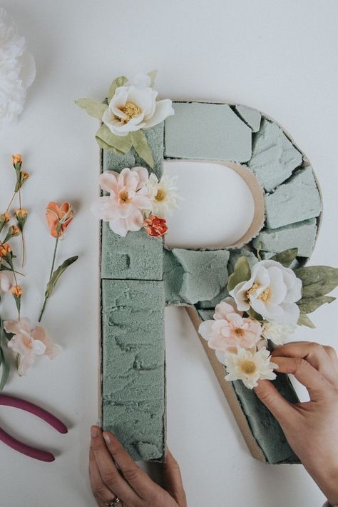 Flower Letter DIY | Spring Decor | Valentine's Day DIY #diy #diyhomedecor #crafts #cheapdecor #homedecor Flower Letters Diy, Blooming Monogram, Letter Diy, Idee Babyshower, Rustic Wedding Decorations, Diy Flores, Spring Decor Diy, Diy Letters, בר מצווה